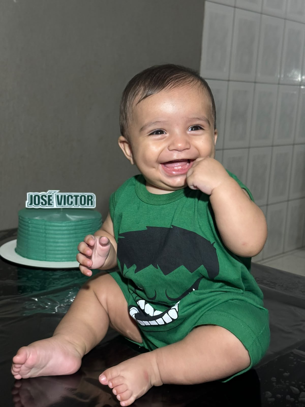 José Victor com 6 meses ao lado do bolo do Hulk